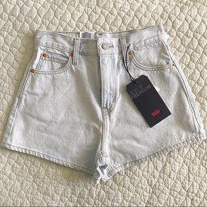 NWT Levi’s premium high waisted mom shorts
